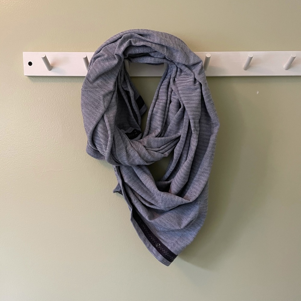 Light grey vinyasa scarf